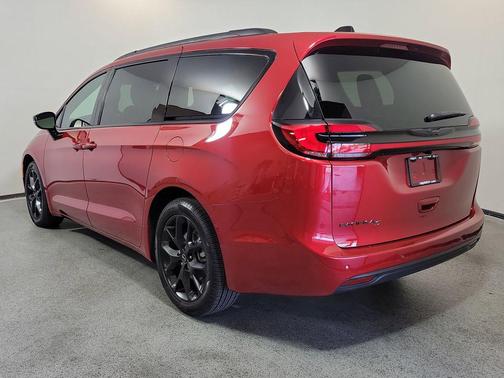 Red Hot Pearlcoat 2026 Chrysler Pacifica L