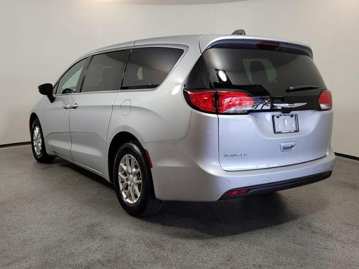 Silver Mist Clearcoat 2026 Chrysler Voyager LX