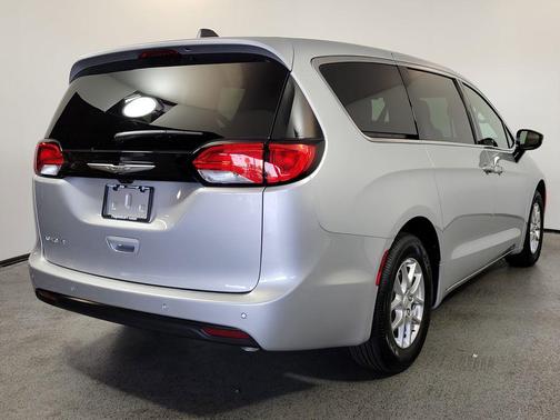 Silver Mist Clearcoat 2026 Chrysler Voyager LX