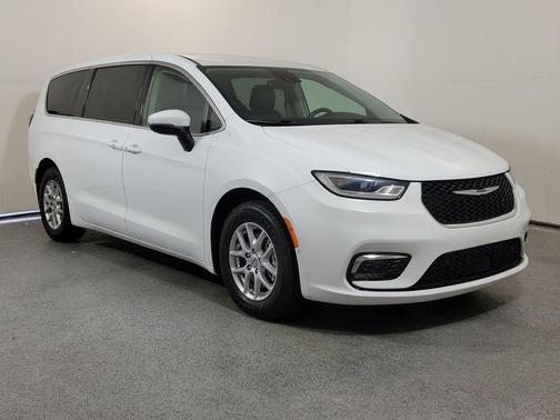 Bright White Clearcoat 2023 Chrysler Pacifica Touring L