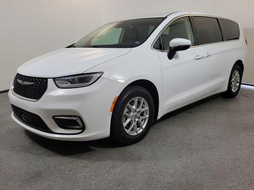 Bright White Clearcoat 2023 Chrysler Pacifica Touring L
