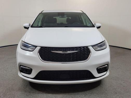 Bright White Clearcoat 2023 Chrysler Pacifica Touring L