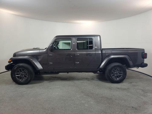Granite Crystal Metallic Clearcoat 2026 Jeep Gladiator Sport S