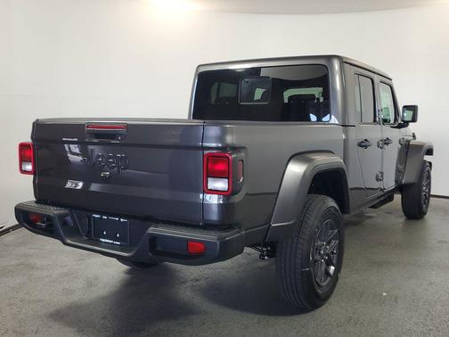 Granite Crystal Metallic Clearcoat 2026 Jeep Gladiator Sport S