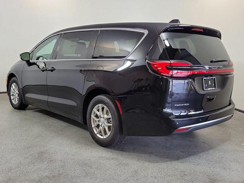 diamond black crystal pearlcoat 2027 Chrysler Pacifica L