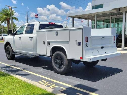 Bright White Clearcoat 2026 RAM 2500 Tradesman Crew Cab 4x4 8' Box