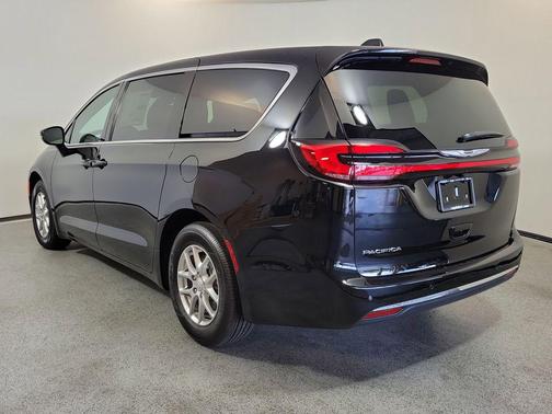 Diamond Black Crystal Pearlcoat 2026 Chrysler Pacifica L