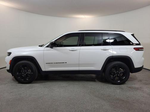 Bright White Clearcoat 2023 Jeep Grand Cherokee Altitude