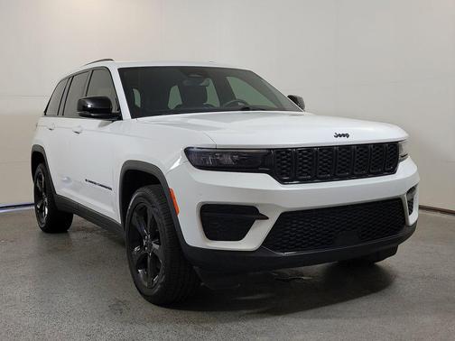 Bright White Clearcoat 2023 Jeep Grand Cherokee Altitude