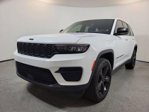 Bright White Clearcoat 2023 Jeep Grand Cherokee Altitude