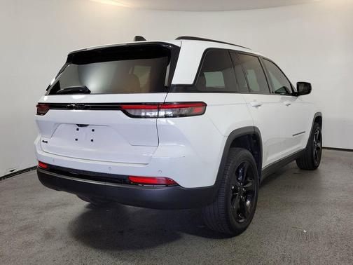 Bright White Clearcoat 2023 Jeep Grand Cherokee Altitude