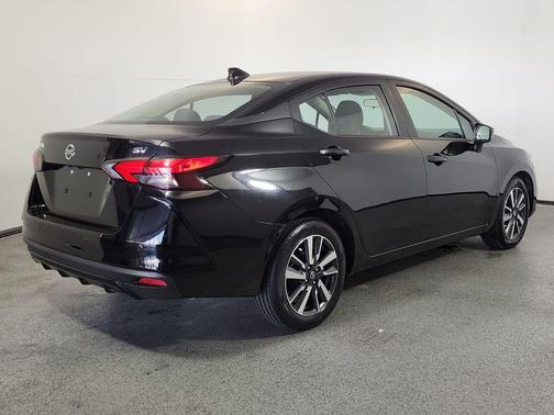 Super Black 2021 Nissan Versa 1.6 SV