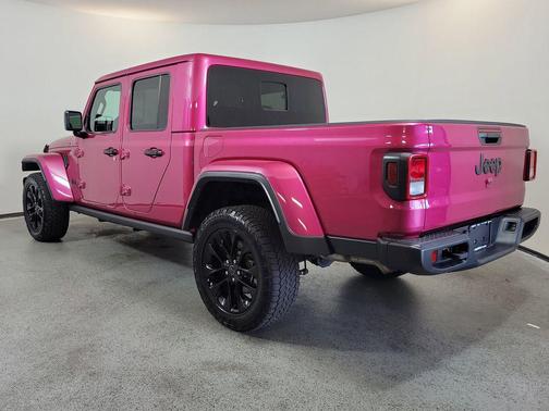 Tuscadero Pearlcoat 2024 Jeep Gladiator Nighthawk