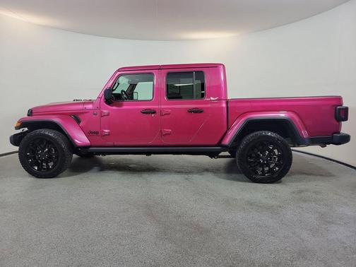 Tuscadero Pearlcoat 2024 Jeep Gladiator Nighthawk