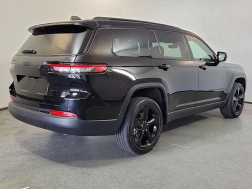 Diamond Black Crystal Pearlcoat 2024 Jeep Grand Cherokee L Altitude