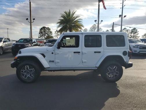 2025 Jeep Wrangler 4-Door Sahara 4x4