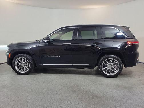 Diamond Black Crystal Pearlcoat 2023 Jeep Grand Cherokee Summit