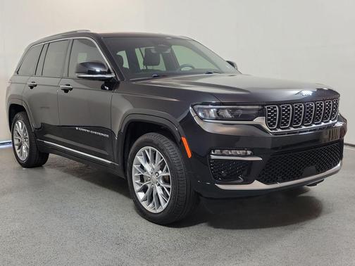 Diamond Black Crystal Pearlcoat 2023 Jeep Grand Cherokee Summit