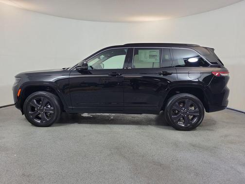 High Gloss Black 2027 Jeep Grand Cherokee Limited