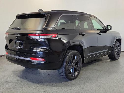High Gloss Black 2027 Jeep Grand Cherokee Limited