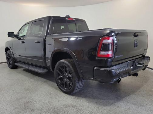 Diamond Black Crystal Pearlcoat 2022 RAM 1500 Laramie