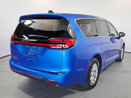 Hydro Blue Pearlcoat 2026 Chrysler Pacifica L