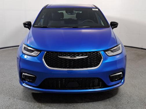 Hydro Blue Pearlcoat 2026 Chrysler Pacifica L