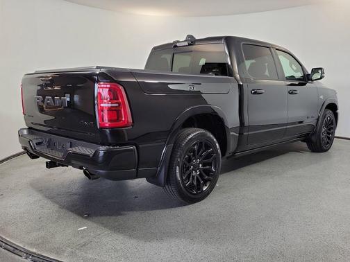 Diamond Black Crystal Pearlcoat 2026 RAM 1500 Limited
