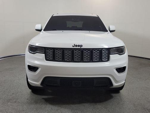 Bright White Clearcoat 2022 Jeep Grand Cherokee Laredo
