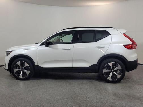 Crystal White Metallic 2023 Volvo XC40 B4 Ultimate Dark Theme