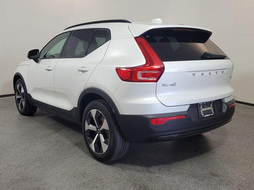 Crystal White Metallic 2023 Volvo XC40 B4 Ultimate Dark Theme