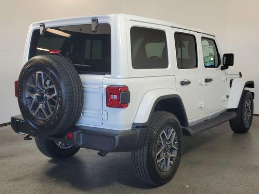 bright white clearcoat 2026 Jeep Wrangler 4-Door Sahara 4x4