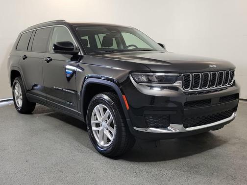 Diamond Black Crystal Pearlcoat 2022 Jeep Grand Cherokee L Laredo