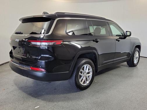 Diamond Black Crystal Pearlcoat 2022 Jeep Grand Cherokee L Laredo