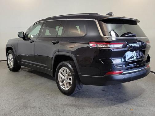 Diamond Black Crystal Pearlcoat 2022 Jeep Grand Cherokee L Laredo