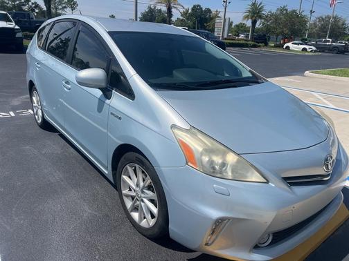 2014 Toyota Prius v Five
