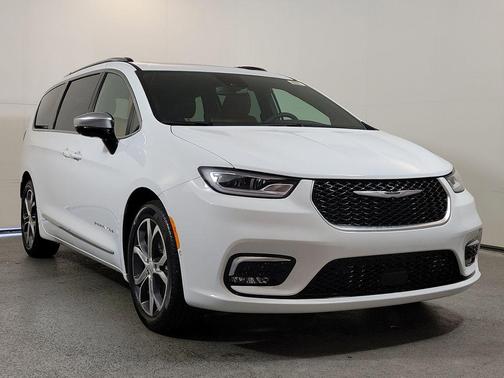 Bright White Clearcoat 2026 Chrysler Pacifica L