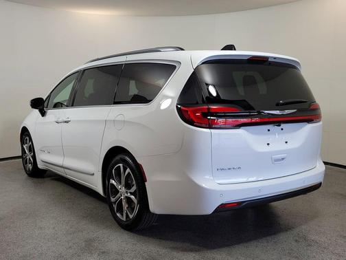 Bright White Clearcoat 2026 Chrysler Pacifica L