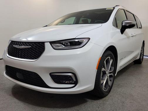 Bright White Clearcoat 2026 Chrysler Pacifica L