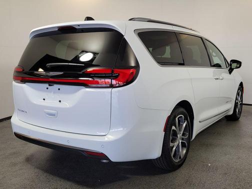 Bright White Clearcoat 2026 Chrysler Pacifica L