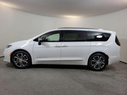 Bright White Clearcoat 2026 Chrysler Pacifica L