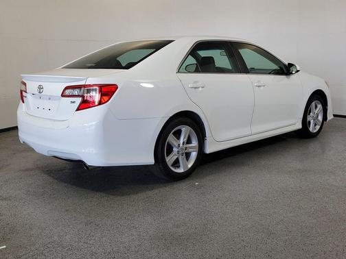 Super White 2014 Toyota Camry SE