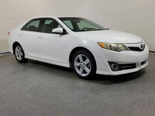 Super White 2014 Toyota Camry SE