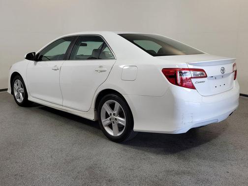Super White 2014 Toyota Camry SE