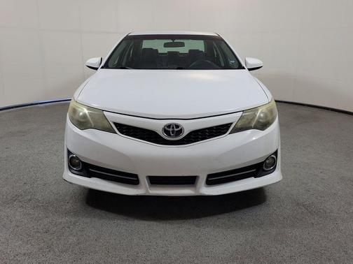 Super White 2014 Toyota Camry SE