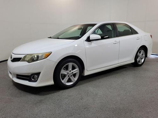 Super White 2014 Toyota Camry SE