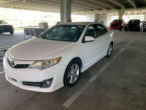 Super White 2014 Toyota Camry SE