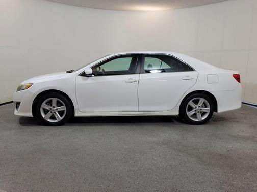 Super White 2014 Toyota Camry SE