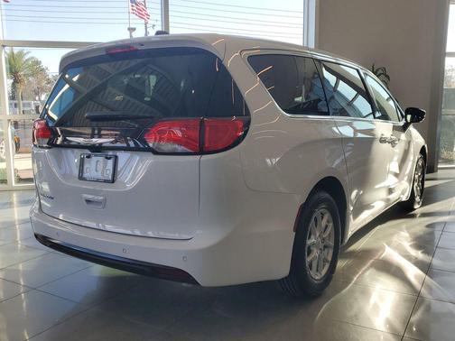 2026 Chrysler Voyager LX