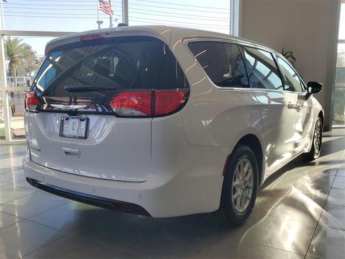 2026 Chrysler Voyager LX